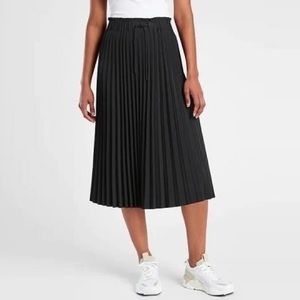 Athleta Navy Hayes Pleated Midi Skirt M